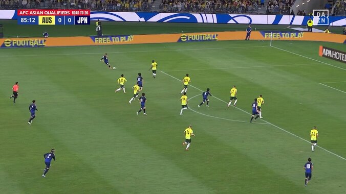 「鎌田だけ異次元だったな」鎌田大地“別格”ノールックパスに脚光「全てにおいてレベチ」豪代表FWの一手先を読むワンタッチパスで局面打開した瞬間 5枚目