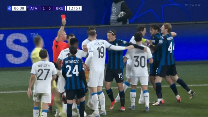 衝撃のブチギレ退場！「気が狂った…」“鬼の形相”で主審ガン無視→背後から体当たりした瞬間「愚かだ」「恥ずべき」アタランタ主将に批判殺到 5枚目