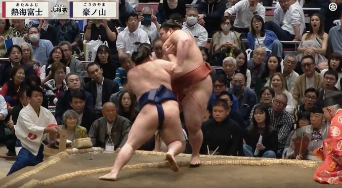 「どうした？」熱海富士に異変？ 197kgの巨体があっさり土俵を割る姿に「おかしかった」「この段階で棒立ち」放送席も訝る 3枚目