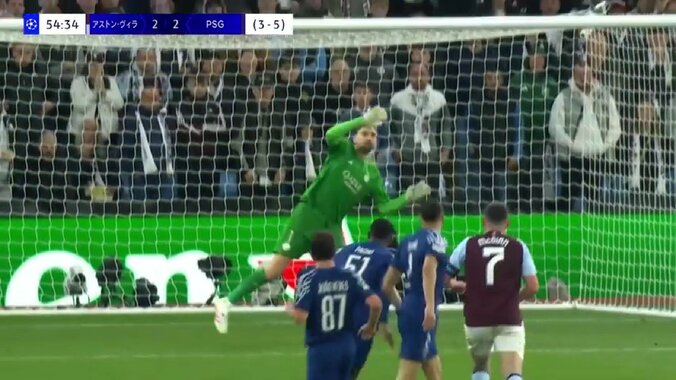 ゴラッソ過ぎてイタリア代表GKが諦めた？「マッギンのランニングミドルイカれてんだろ」スタジアム騒然の40メートル独走→急速落下する高速ドライブシュート炸裂の瞬間 2枚目