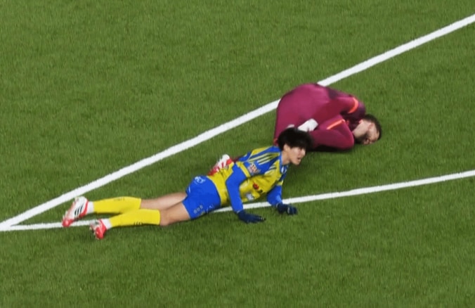 後藤啓介のタックルでGKデラヴァレーが倒れ込む
