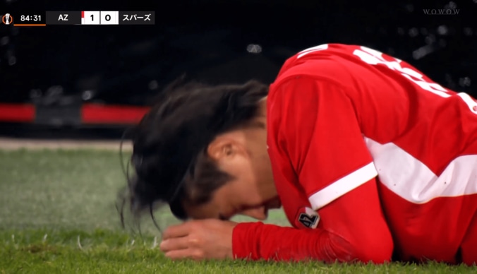 「足を上げてるぞ！」日本代表SB、顔面強打の被害…「顔を蹴られた？」「痛そう…」毎熊晟矢がトッテナムFWの危険プレーで悶絶した瞬間 4枚目