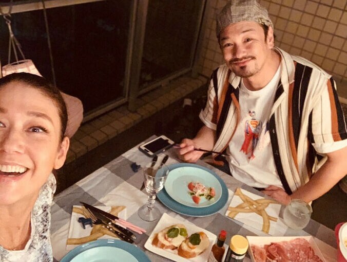 LiLiCo、夫・小田井涼平とベランダでご飯を堪能「最高に美味しい」 1枚目