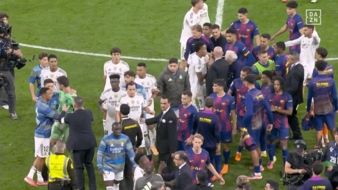 「傲慢かつ無作法」ヴィニシウスvsヤマルの“狂気の舌戦＆突撃”を現地メディア糾弾！「マドリードとバルサの厄介者」「最悪の前例」クラシコ後に一触即発 4枚目