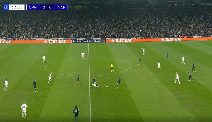 「ヤバすぎん？」退場以外ありえない！“超危険タックル”「完全にスパイク入ってる」相手のふくらはぎを踏み抜いた問題シーン 5枚目