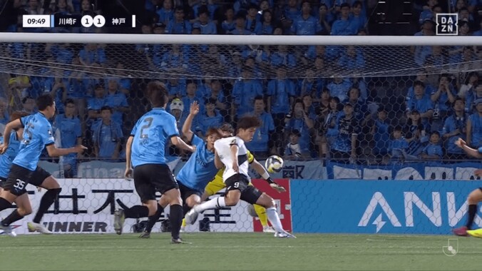「あんな狭い場所で…」難易度マックスの“反転ボレー弾”が話題！「月間ベストゴール濃厚？」神戸FWが古巣川崎からゴラッソ「恩返しがすぎるよ…」 4枚目