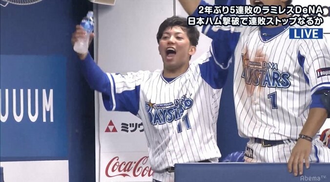 横浜DeNA・東もバンザイ！　「戦力外を味わった」男・中川、自らの誕生日を祝う貴重な代打タイムリー！ 1枚目