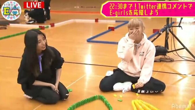 Dream Ami、E-girlsのSAYAKAにキレられる！？ E.G.family全員で生放送中にドミノ17,000個に挑戦！ 1枚目