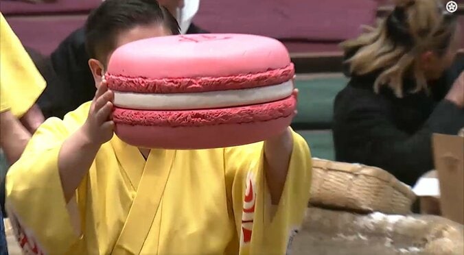 「デカっ」安青錦に贈られた巨大な副賞にファン騒然 預かった力士の“困惑笑顔”に「あの力士かわええ」「そら笑うわ」ファンほっこり 3枚目