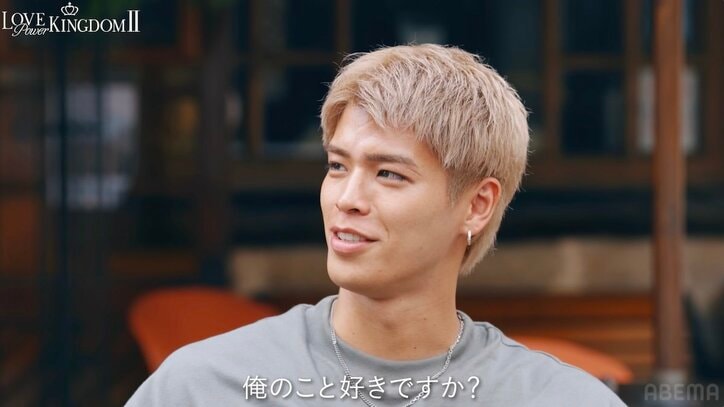 【写真・画像】"圧巻の砂時計ボディ"29歳タレント、現役内科医との唇の間に…濃厚アプローチに「うわうわうわ！」　1枚目