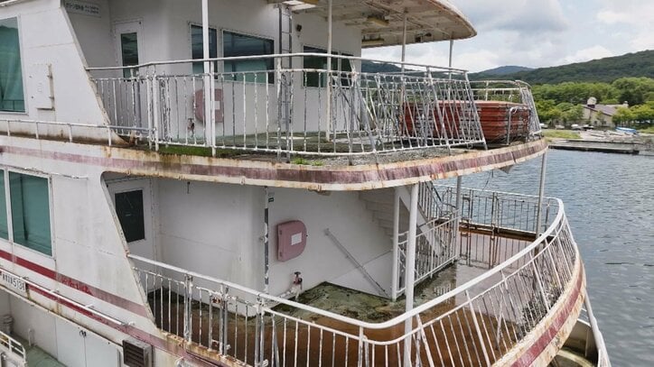 「十和田湖の恥」10年放置…不法係留の遊覧船4隻 青森県が7億円かけ撤去開始 なぜ?