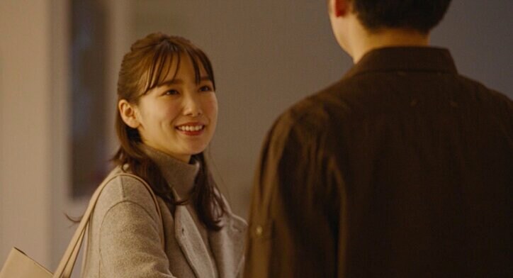 メガネにお団子でカップラーメンをすする…飯豊まりえのおうちスタイルが可愛すぎると話題に 「僕だけが17歳の世界で」