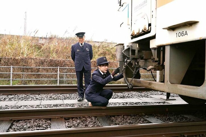 有村架純＆國村隼が鉄道運転士に　『かぞくいろ』研修シーン場面写真解禁