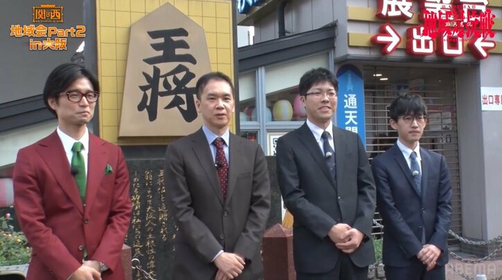 【写真・画像】チーム関西B・畠山鎮監督、決起集会のはずが後輩棋士へ「食レポ」技術を熱血指導！？「フィッシャーもサクサク行かねば」／将棋・ABEMA地域対抗戦　2枚目