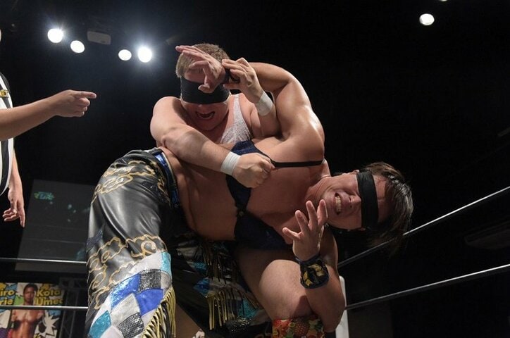 「経験の差」でブラを取る!目隠し乳隠しデスマッチ HARASHIMA、紙一重の勝利!
