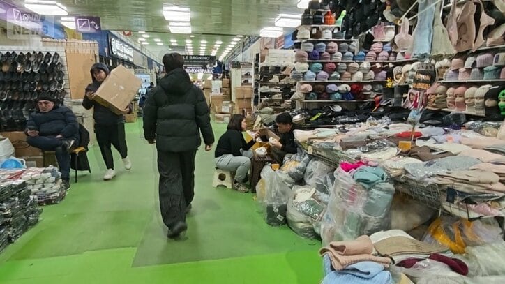 リュブリノの市場には様々な商品が並ぶ