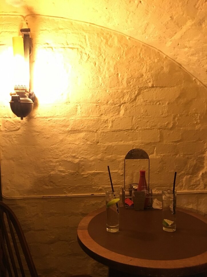 店内はまるで迷宮！  ロンドンの元修道院パブでフィッシュ＆チップスとビールを堪能