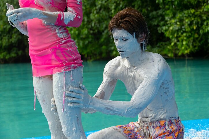 黒ギャル男、白泥パックで白ギャル男に シュールな姿で女王様系ギャルとスキンシップ『シャッフルアイランド Season3』#3