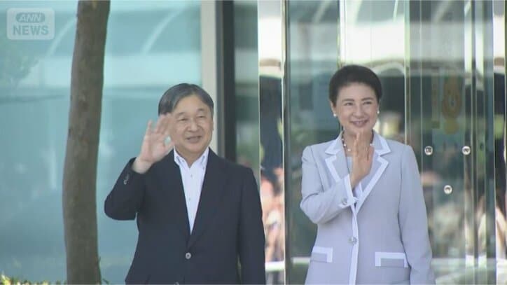 笑顔で手を振る天皇皇后両陛下