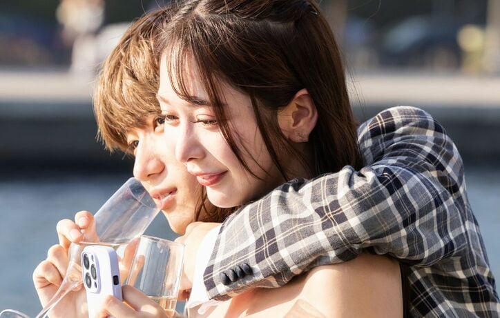 “Gカップ色白美女”、胸元がこぼれそうなドレス姿にチャラ男がメロメロ