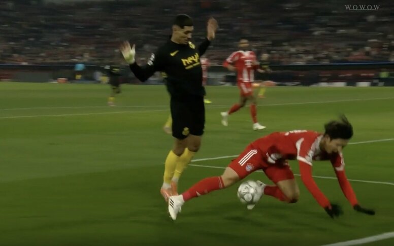 「イヤらしいな」伊藤洋輝、背後から吹っ飛ばされる→ファウルを誘う“技アリ守備”「落ちついてる」数的不利を救う”完璧カバー”