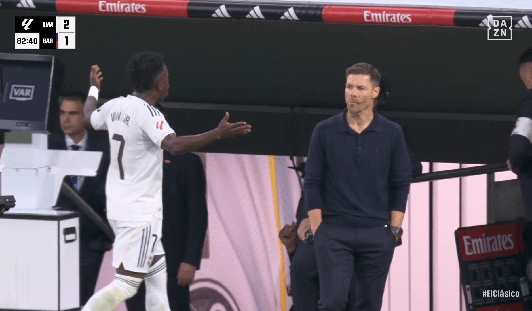 シャビ・アロンソ監督（右）は「ヴィニとはプライベートで話す」と語る