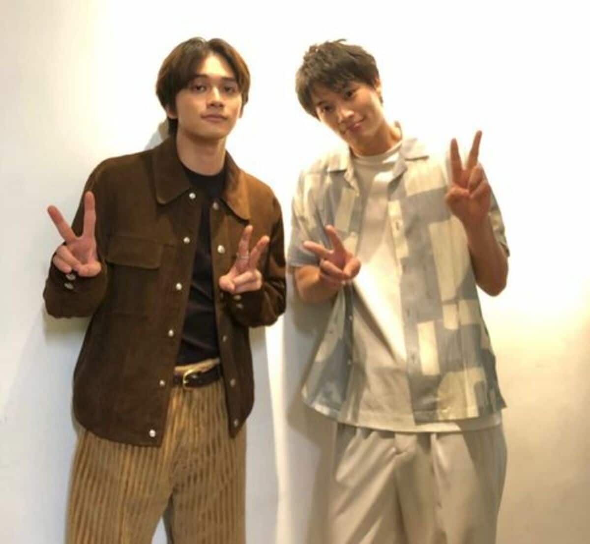 東京リベンジャーズ 鈴木伸之 北村匠海の ダブルイケメン なピースショットに悶絶の声 神コンビすぎる この2人はずるい 話題 Abema Times