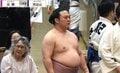 「え、映ってるやん」炎鵬と人気タレントが「まさかの2ショット」物言い協議の最中にカメラが捉えた偶然の瞬間