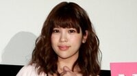 坂口杏里さん 夫婦初! 母・坂口良子さんの墓参りへ