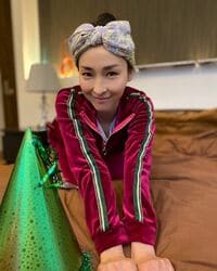 麻生久美子、ベッド上での“カメラ目線ショット”を公開 「可愛さが溢れ出てる」「本当に美人」とファン絶賛