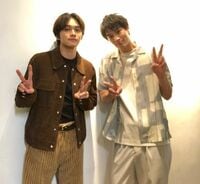 『東京リベンジャーズ』鈴木伸之＆北村匠海の“ダブルイケメン”なピースショットに悶絶の声「神コンビすぎる」「この2人はずるい」