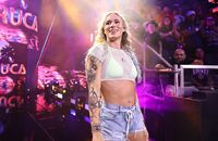 【映像】“逆立ち”で愛車に乗り込む美女レスラー