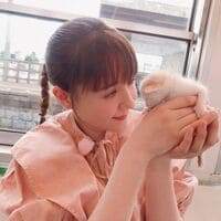 トリンドル玲奈、愛くるしい子猫たちと楽しげにふれあう姿を公開し「メチャ可愛いすぎ」と反響