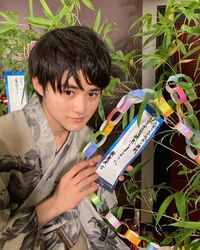 「イギリスでサッカー観戦」鈴鹿央士、“上目遣いな浴衣姿”で七夕にお願いごと