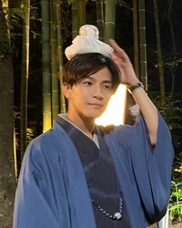 暑さしのぎ…頭に氷嚢を乗せる岩田剛典の『プロミス・シンデレラ』オフショットに反響「成吾可愛すぎ」