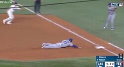 どうした…？ ドジャース走者に“まさかの珍光景”「謎すぎる」 相手投手が無人の一塁へ“牽制悪送球”→ボール直撃「痛そうw」「コンフォート走らんやろ」