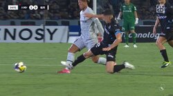 「モロに退場案件」川崎Fの新助っ人、Jデビュー戦で一発退場！危険タックルがVARでイエロー→レッドカードに変わりスタジアム騒然「ガッツリ足裏見せてるもんな」