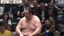 20歳の有望力士が吹っ飛ばされ“土俵から消えてった” 衝撃光景に「これで怪我しないのスゴい」「大事故やんけ」館内騒然