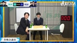 「震えてるから！」藤井聡太竜王・名人、羽生善治九段の勝利の証？“震える手”出現にニコニコ大興奮／将棋・ABEMAトーナメント2024