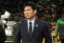 「感動したマジで」日本代表の“絆”に絶賛続々「一緒に喜ぶ姿が最高」「素敵すぎる」堂安律らが森保一監督と抱き合ってゴール祝福