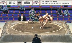 「見たことない」小兵力士、衝撃の投げ技に騒然 65キロ差の巨漢を“妙技”で撃破 館内どよめき