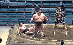 “減量宣言”で話題の体重220キロ力士、立ち合いでハプニング 勢いよくつっかけて37歳ベテランを土俵端まで吹き飛ばす