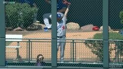 「どこから出てきた？」大谷翔平の特大28号弾を“まさかの人物”がキャッチ！ ド軍ベテラン右腕が「突然現れてキャッチ」SNS笑劇