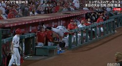 ヤ軍選手がエ軍ベンチに突入でヒヤリ…コーチが咄嗟のハグで危機回避 直後の二人のやりとりにファンほっこり