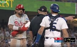 狙っただろ？ 打者がブチギレ！ 死球が直撃して“あわや乱闘”の事態に… 塁上からも怒りがおさまらず　ファン騒然「怖すぎるだろ」「早く逃げろ！」