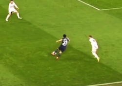 「やっぱり上手い！」日本人MFが“絶妙すぎるボールタッチ”でドイツ代表DFを揺さぶる！「なんで使わないの？」ファンは出場機会増を希望