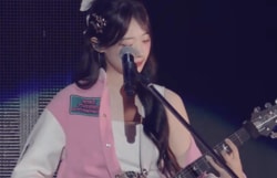 「ウォニョンに似てる～」「スタイルめちゃよい！」4人組ガールズバンドグループ、元NMB48だったメンバーの姿も！キュートさ爆発のステージに大歓声