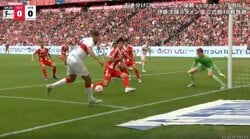 場内騒然！ 伊藤洋輝、思わず二度見する“神プレー”「冷静だな」「そこは伊藤」完璧ポジショニング→“カバーリング”炸裂でピンチ阻止