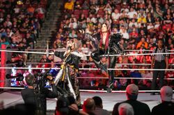 「どちらも美しい」世界的人気の日本人女子レスラー、世界的に希少なアルビノのワニと2ショット披露