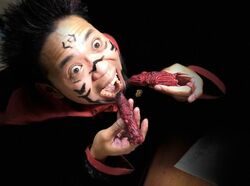 サンシャイン池崎が「呪術廻戦」虎杖コスプレで“宿儺の指”を実食！？リアルすぎる「漫画メシ」に反響続々